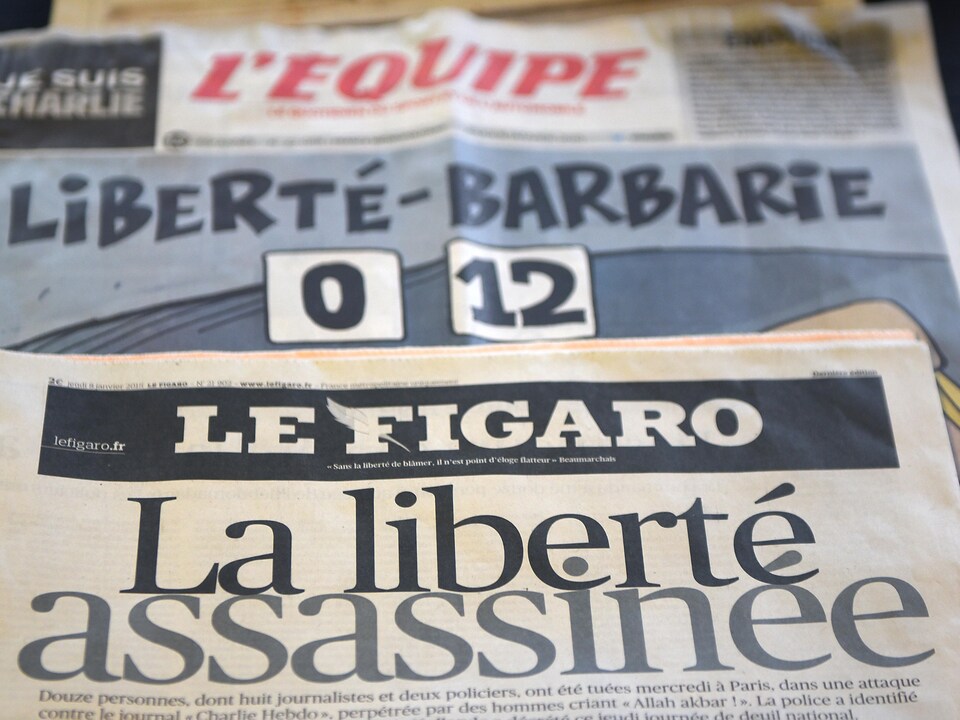 les unes de deux journaux français au lendemain de l'attentats contre charlie hebdo.