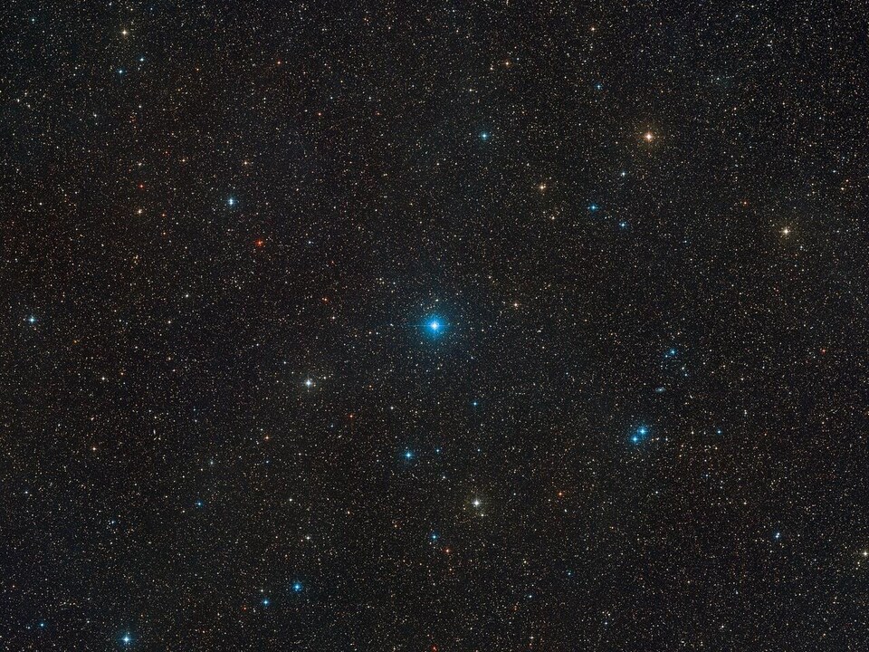 Vue à grand champ de la région du ciel, dans la constellation du Télescope, qu’occupe HR 6819, un système triple composé de deux étoiles et du trou noir.