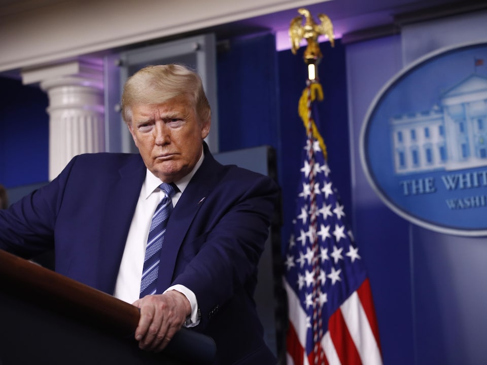 Le président américain Donald Trump se tient au pupitre lors d'une conférence de presse à la Maison-Blanche.