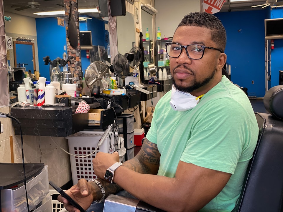 Fred Spry dans son salon de barbier vide pendant la pandémie de coronavirus.