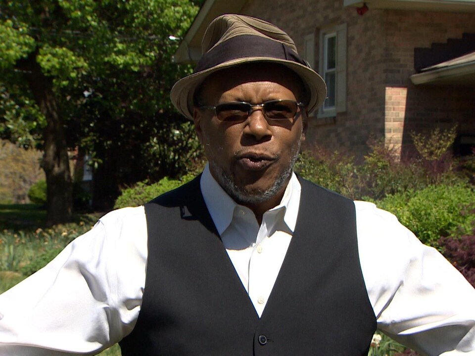 Stephen B. Thomas discute devant un jardin à l'extérieur.