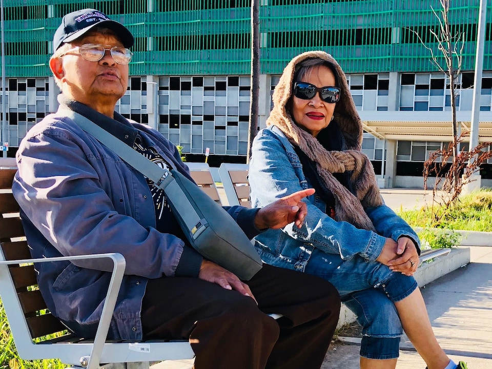 Linda et Ernest Ombrog d’origine philippine sont assis sur un banc.