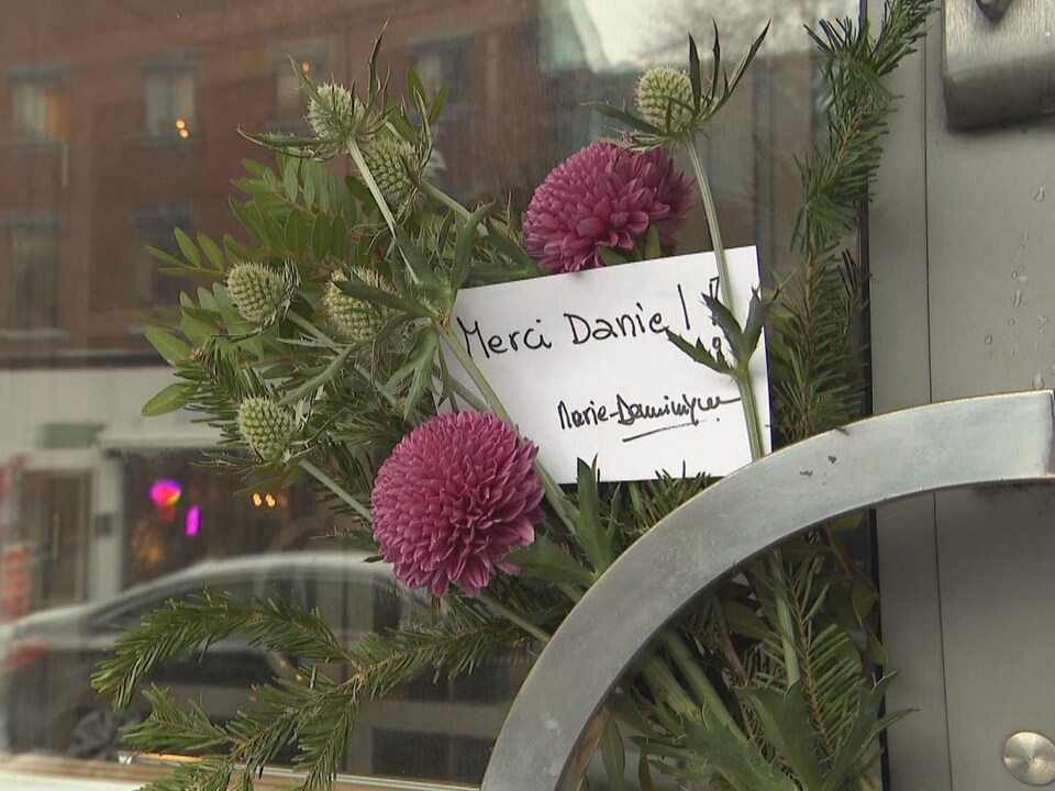 Un bouquet de fleurs laissé sur la porte du complexe Excentris, à Montréal, fondé par Daniel Langlois en 1999. 
