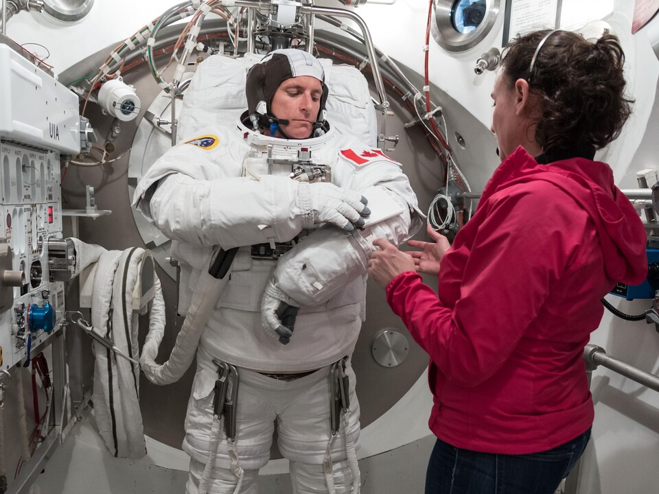 Test de la combinaison spatiale de l'astronaute David Saint-Jacques dans une chambre à vide.