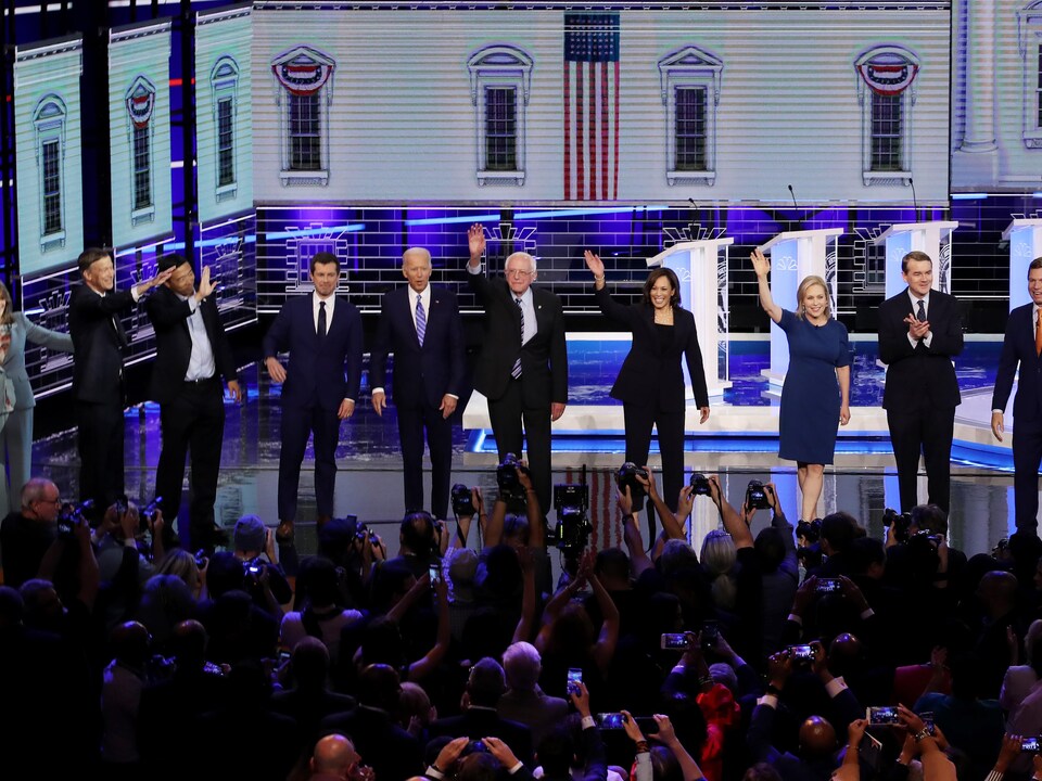 Les dix candidats à la course démocrate, sur scène, saluent la foule.