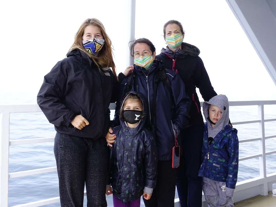 Une famille pose sur le pont du navire