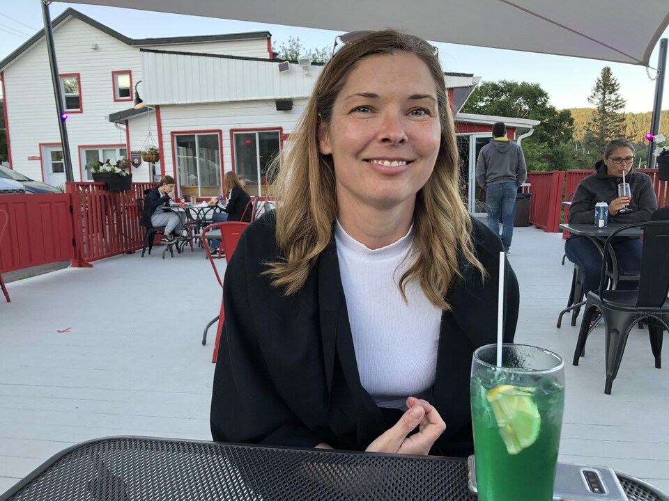 Mireille Pineault sur une terrasse.