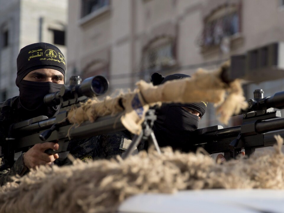 Des soldats vêtus de noir avec des armes à feu.