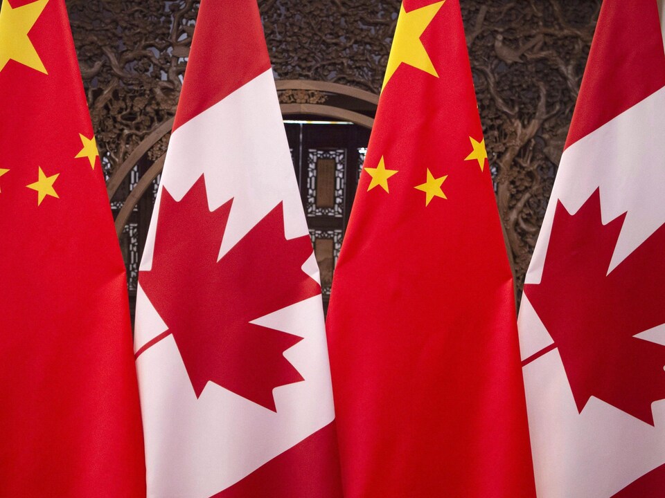 Drapeaux canadiens et chinois.