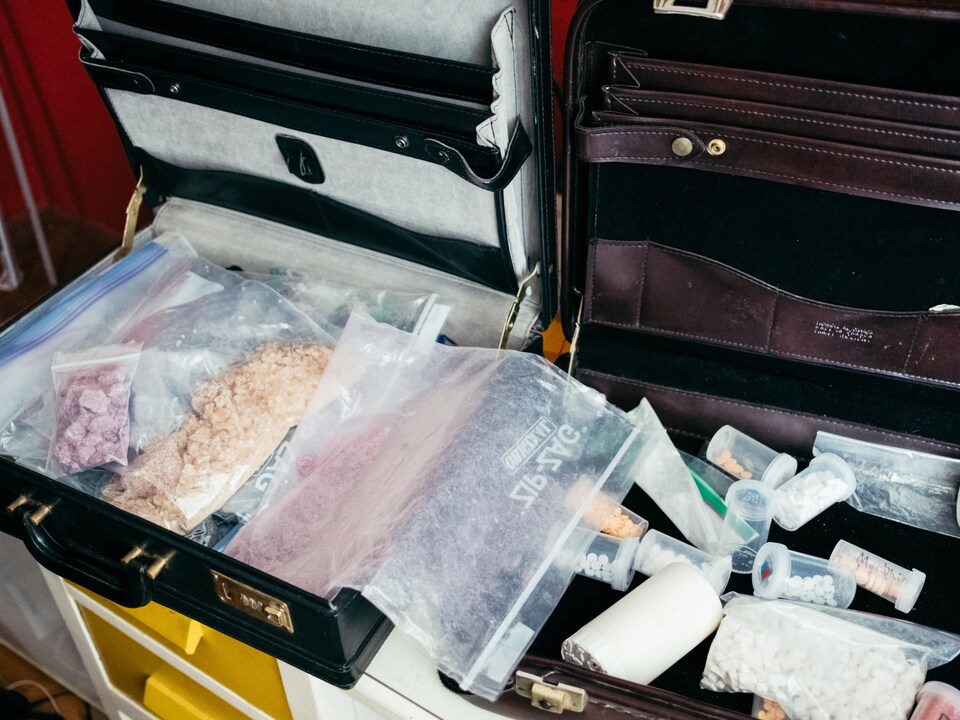 De la drogue dans des valises. 