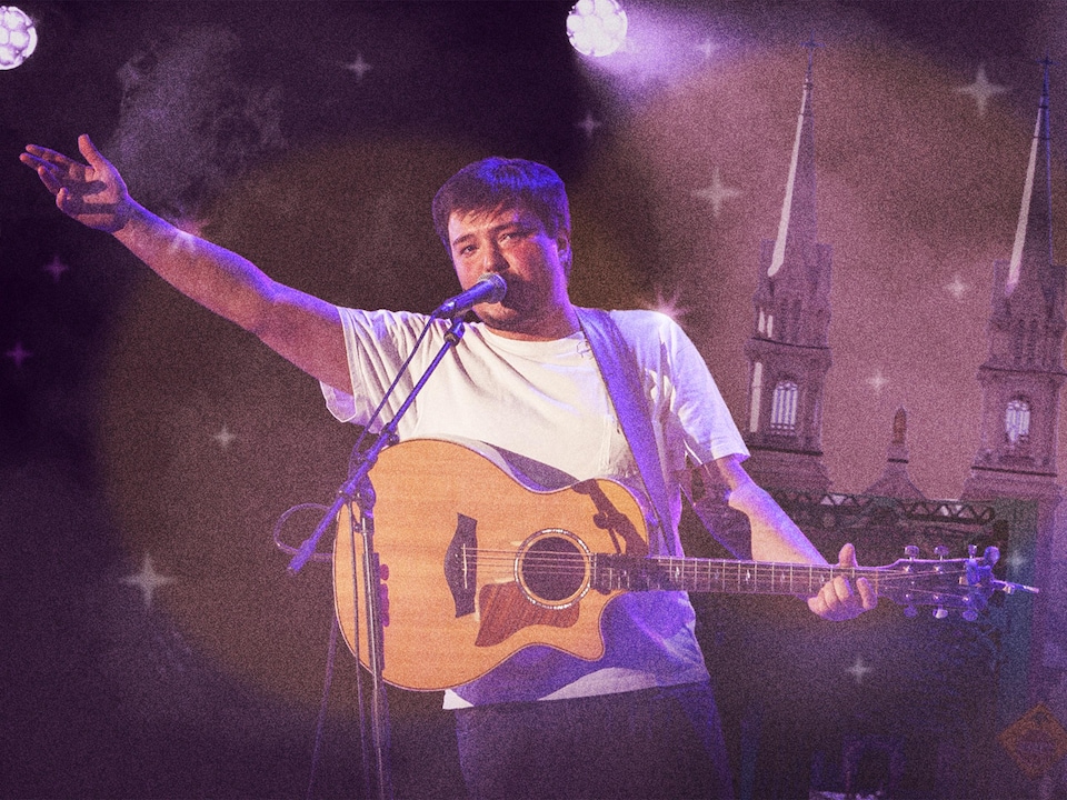 Visuel d'entête d'Émile Bilodeau qui chante dans un micro, guitare à la main, devant un fond mauve et l'église de Saint-Casimir.