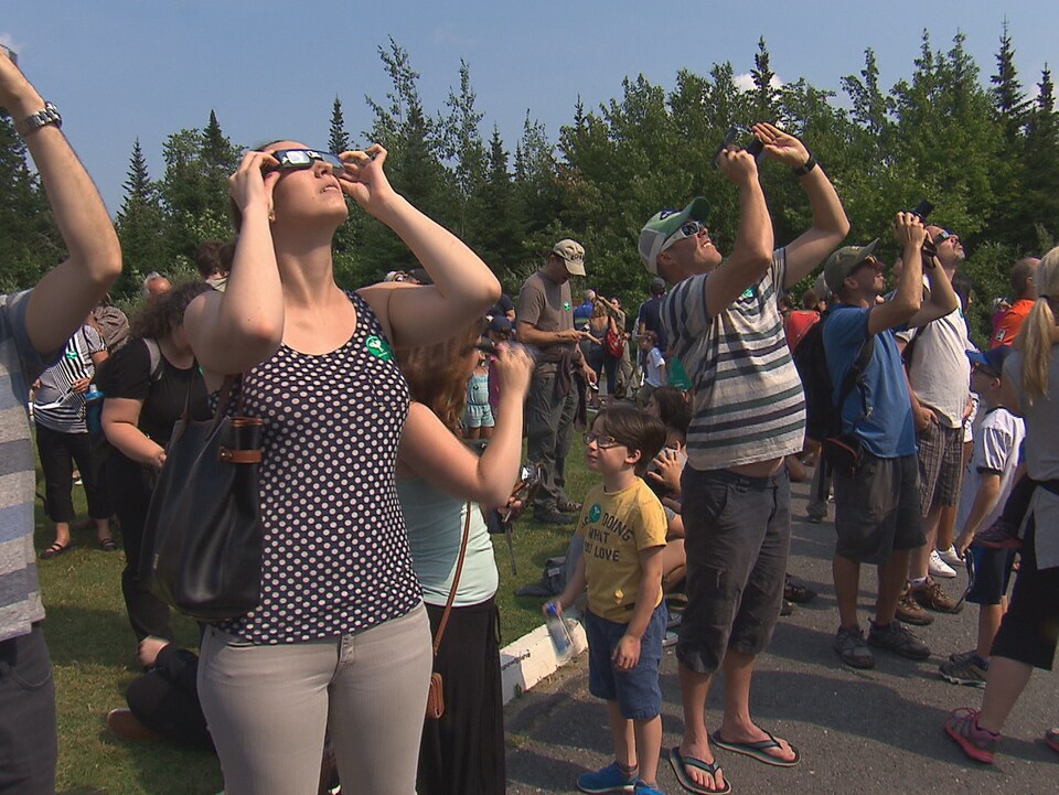Des curieux qui observent l'éclipse partielle au Mont-Mégantic.