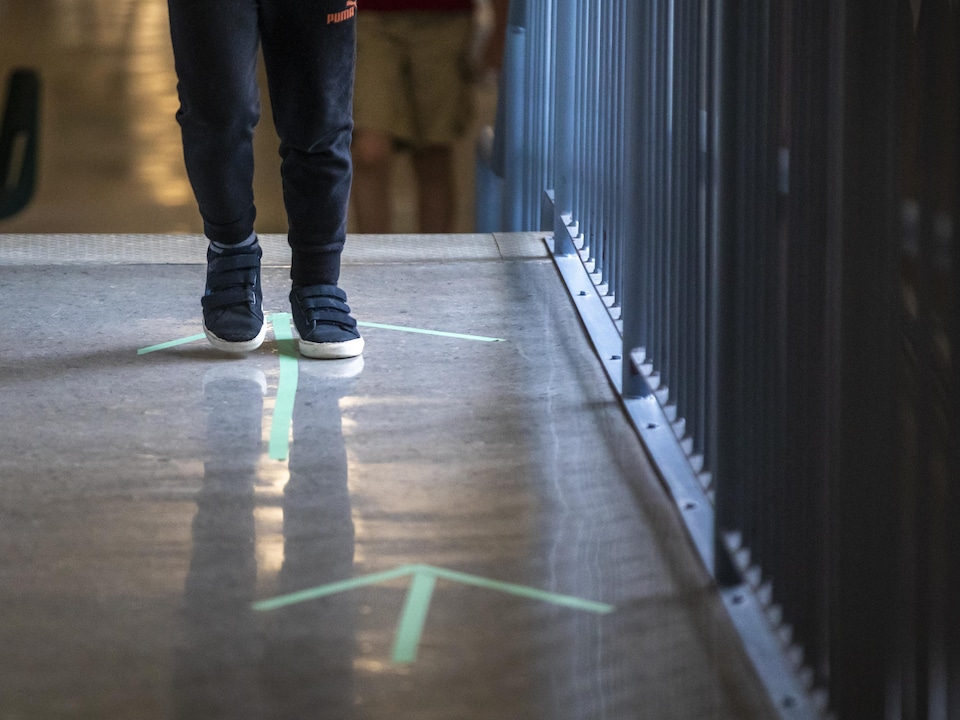 Un élève marche dans les couloirs d'une école de West Vancouver, en Colombie-Britannique.