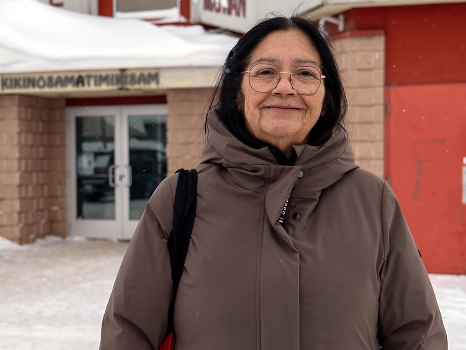 Frances Mowatt devant l'école Migwan à Pikogan.