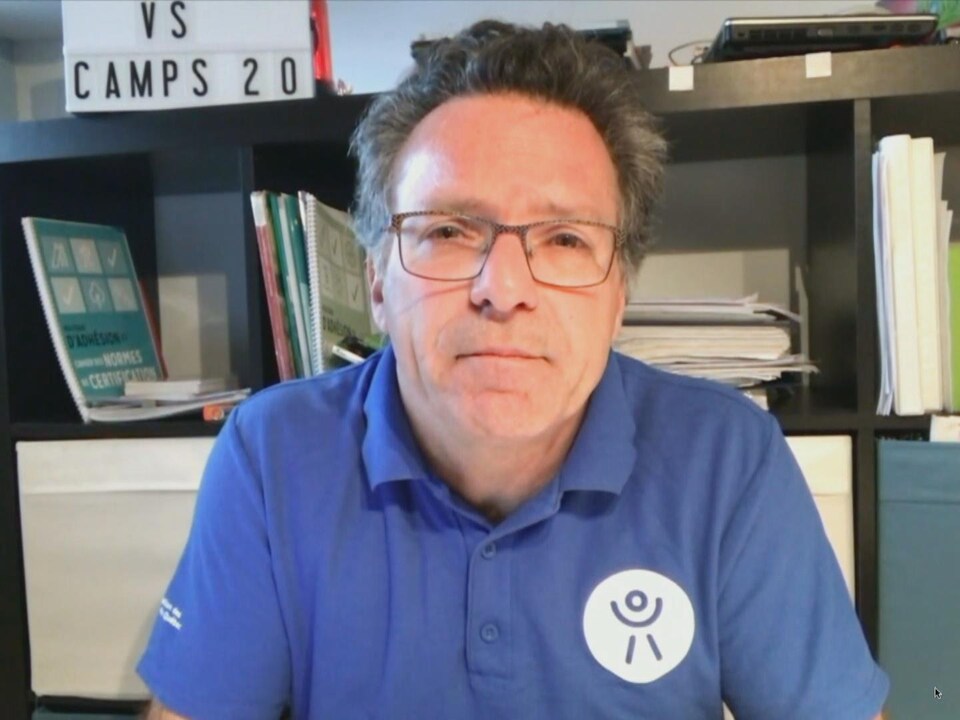 Éric Beauchemin est assis dans son bureau.