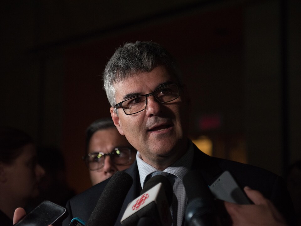 Éric Caire en point de presse avec des journalistes.