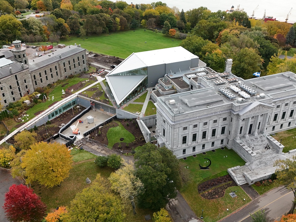Vue aérienne du nouveau pavillon du musée, aux allures contemporaines.