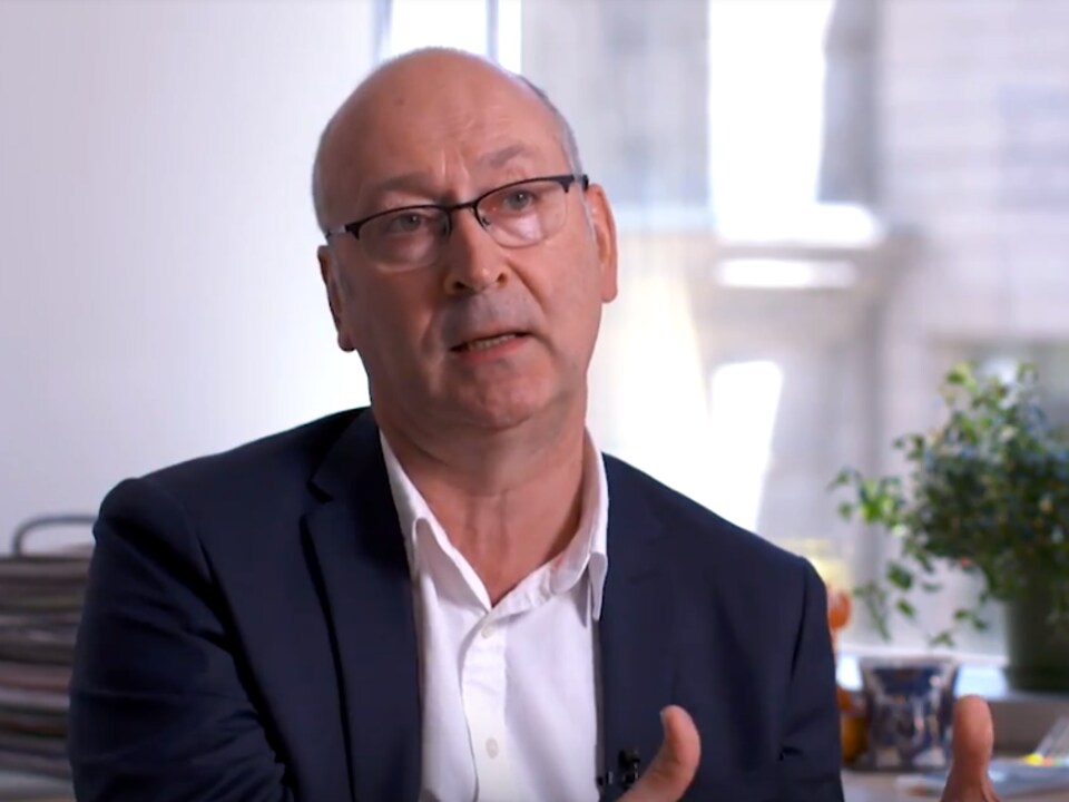 Paul Allison en entrevue dans son bureau.