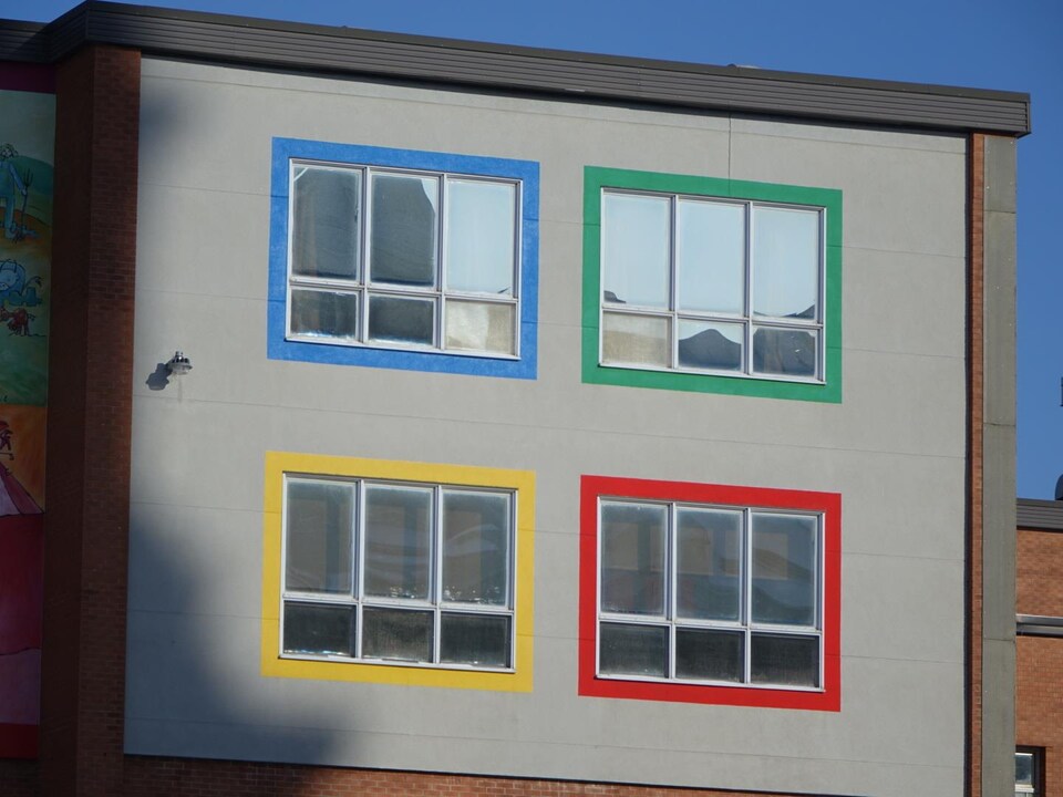 Gros plan sur des fenêtres d'une école l'hiver.