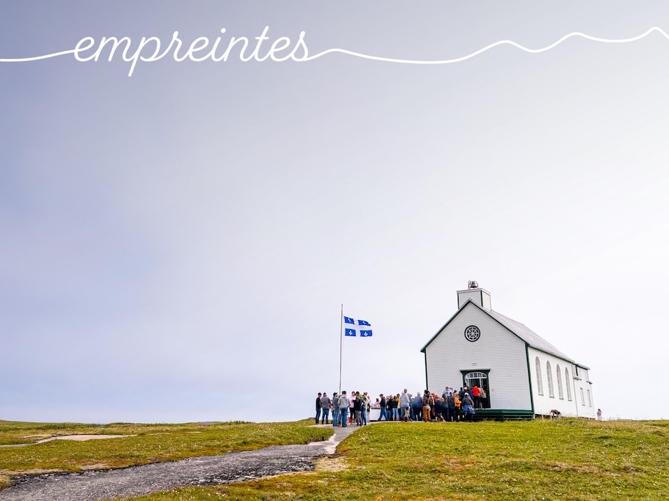 Une file de spectateur entrent dans une petite église sur l’île de la Providence.