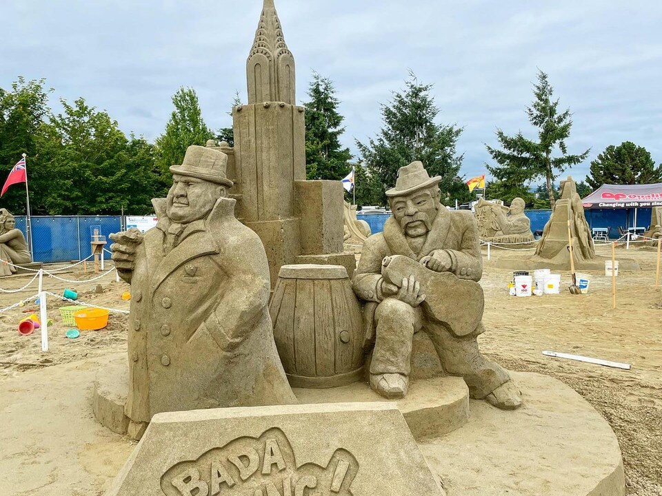 La sculpture intitulée Badda Bing, Badda Boom! représentant deux hommes dont l'un portant un patetot et l'autre tenant un étui de violon. 