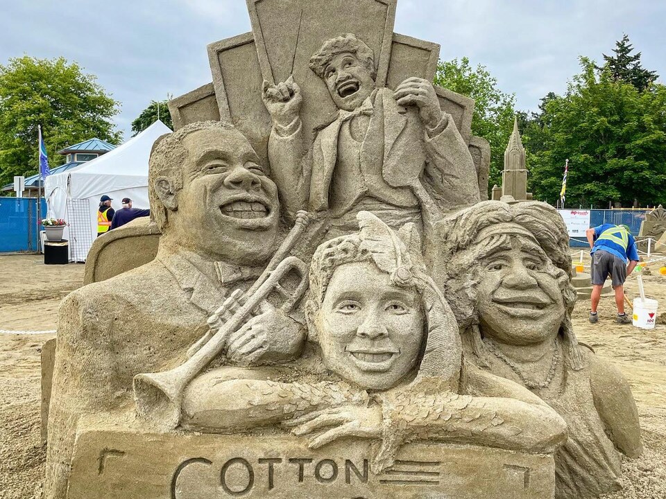 Sculpture intitulée Cotton Club représentant des artistes dans les années 20.