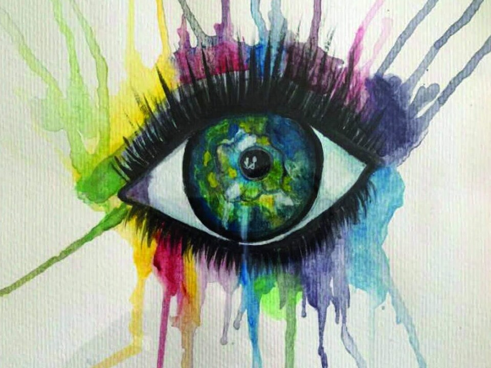 Un oeil peint avec de grands cils et plusieurs couleurs vives.