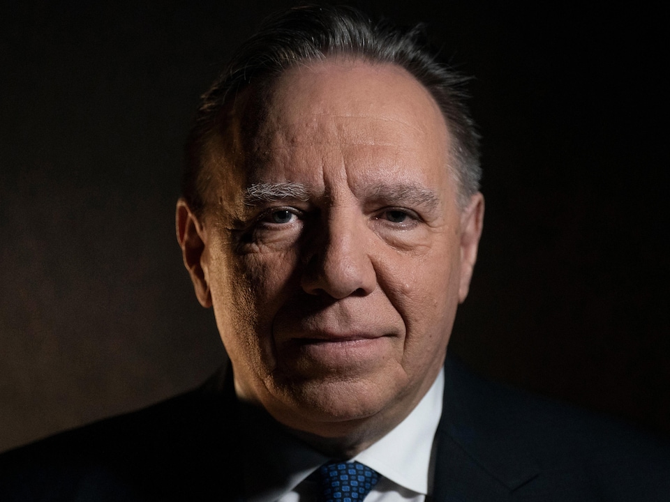 Portrait rapproché du visage de François Legault.
