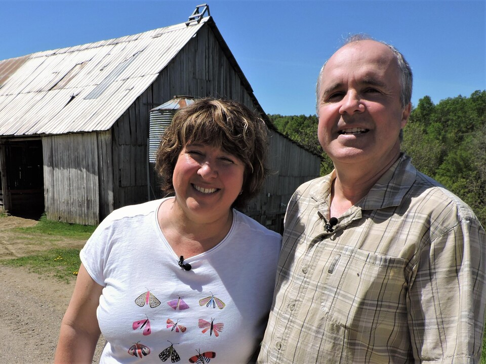 Le couple sourit à l'objectif.