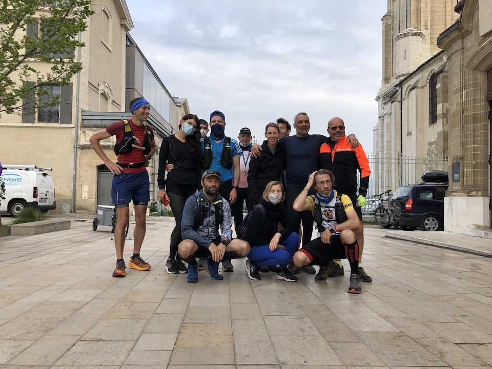 On voit les coureurs en combinaison de course près de la cathédrale de Valence. Gauthier Herrmann fait partie du groupe de 12 personnes sur la photo, on le voit à l'arrière.