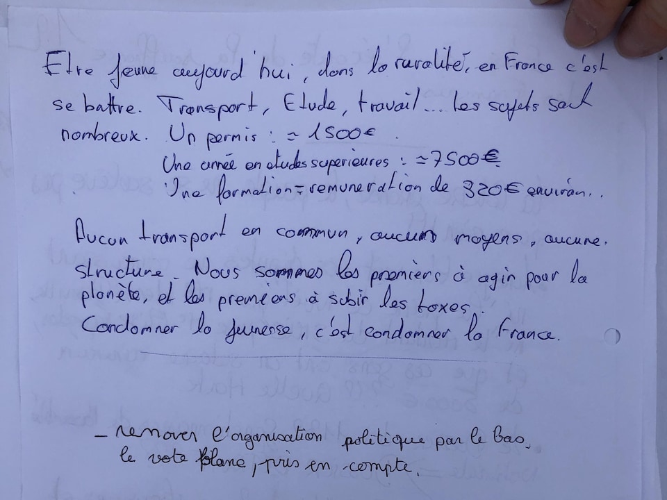 Sur une feuille de papier sont écrites à la main les plaintes de certains citoyens français vivant dans des milieux ruraux.