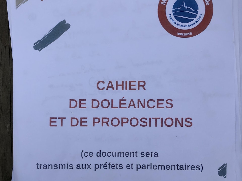 Sur une feuille blanche il est écrit: « Cahier de doléances et de propositions (ce document sera transmis aux préfets et parlementaires) ».