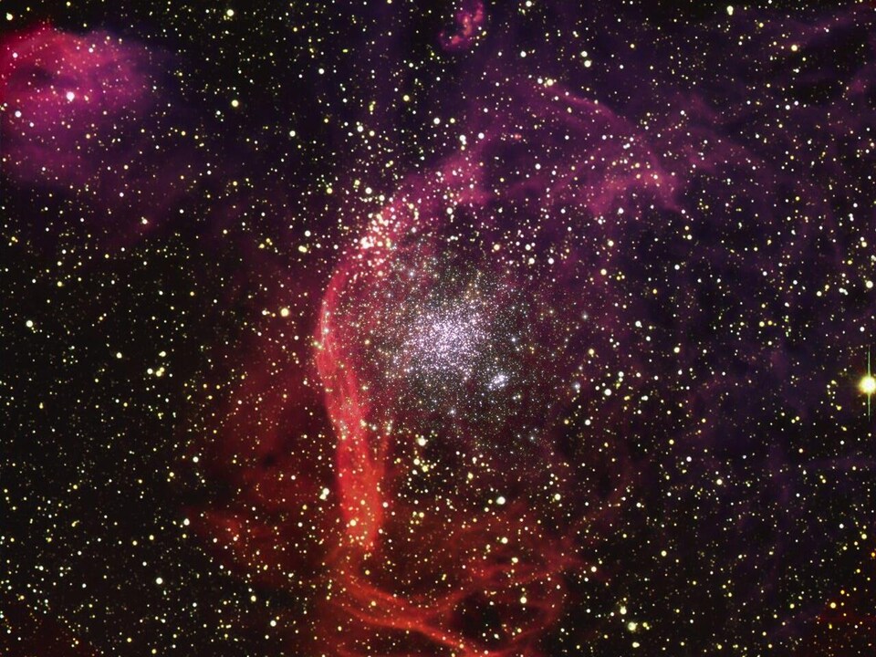 Image montrant un amas de milliers d'étoiles situé à environ 160 000 années-lumière dans le Grand Nuage de Magellan.
