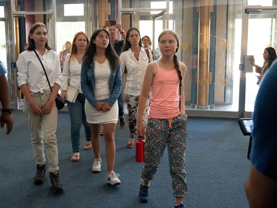 Greta Thunberg entre dans les bureaux de l'ONU à New York avec d'autres militantes pour l'environnement.