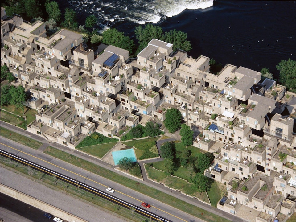 Vue en plongée du complexe d'Habitat 67.
