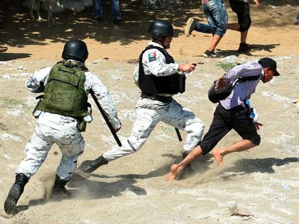 Un homme poursuivi par des hommes en uniforme