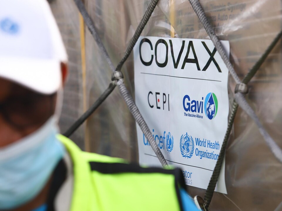 Un chargement de vaccins sur lequel est écrit COVAX.