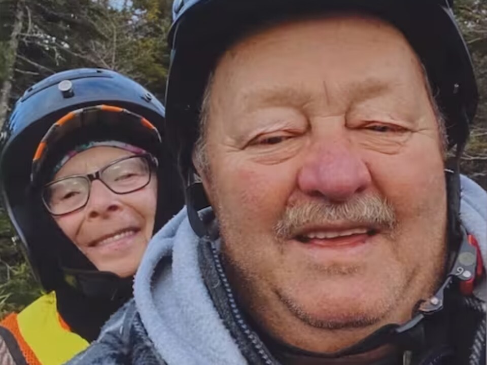Un couple sur un véhicule tout terrain.