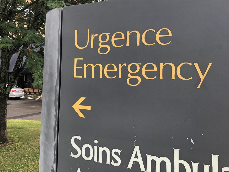 Un affiche qui indique les urgences à l'Hôpital de Campbellton.