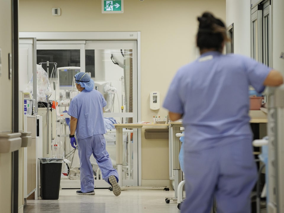 Des infirmiers s'affairent dans un couloir de la salle d'urgence de l'Hôpital Humber River.