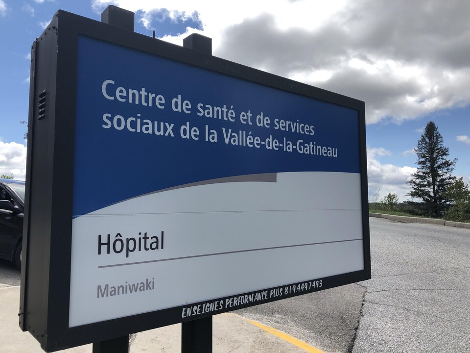 Une affiche sur laquelle on peut lire « Centre de santé et de services sociaux de la Vallée-de-la-Gatineau - Hôpital Maniwaki »