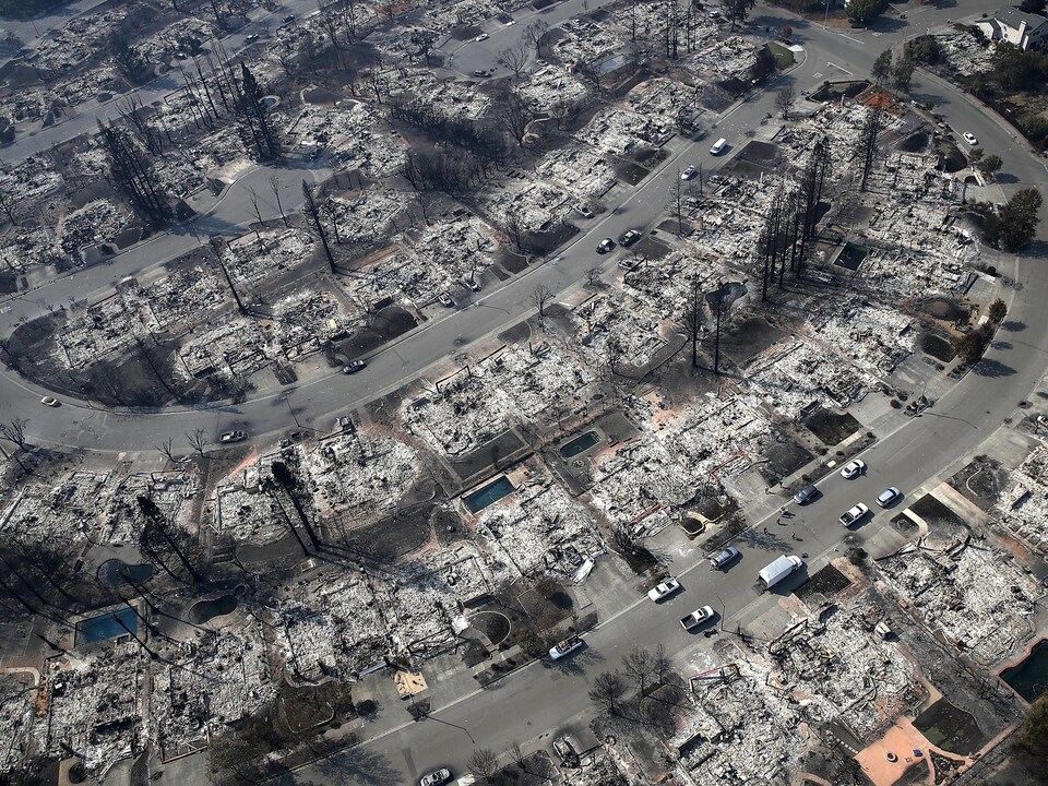 Vue aérienne de maisons brûlées.