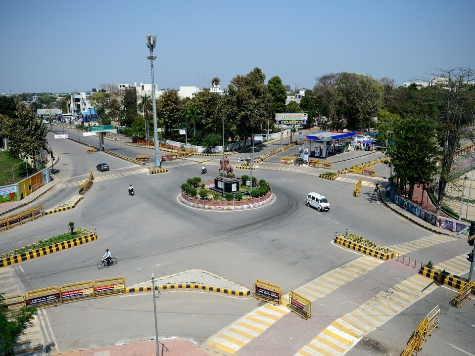 Un rond-point vide dans une ville indienne lors de la pandémie de la COVID-19.