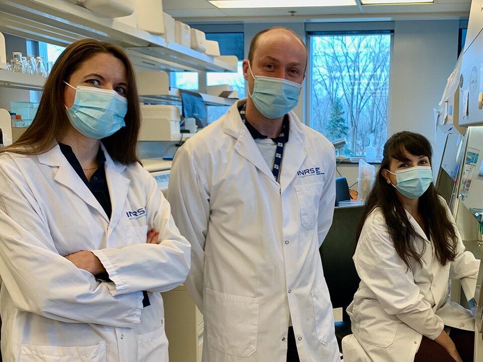 Trois des membres de l’équipe de recherche de l’INRS dans un laboratoire.