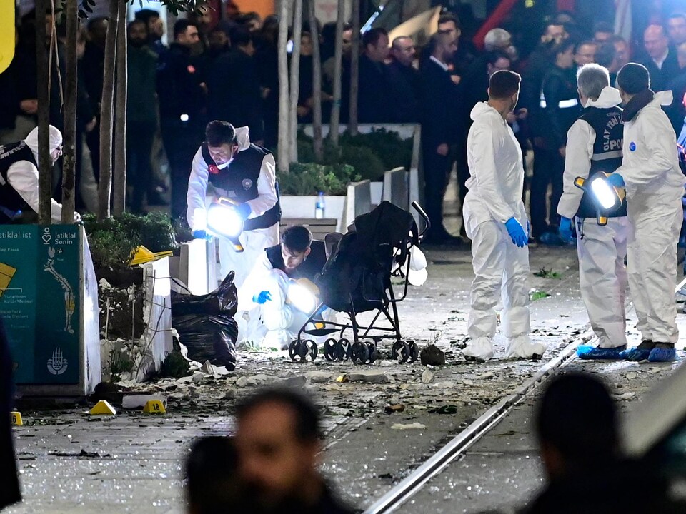 Des membres d'une équipe médico-légale sur les lieux de l'attentat.