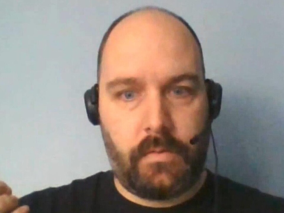 Coiffé d'écouteurs, Jason St-Onge accorde une entrevue par webcam.