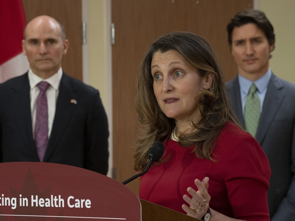 Jean-Yves Duclos et Justin Trudeau écoutent Chrystia Freeland répondre à une question en conférence de presse.
