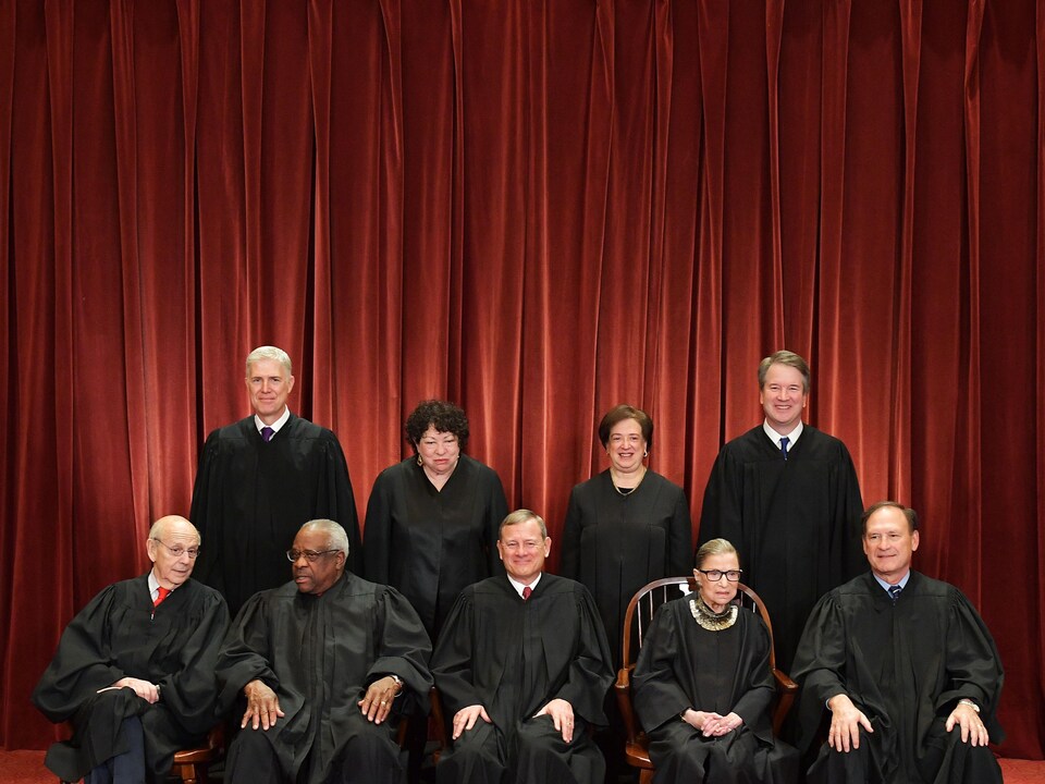 Les neuf juges de la Cour suprême portent la toge.