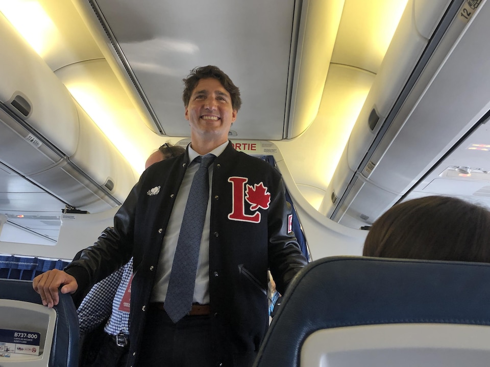 Justin Trudeau à bord d'un avion.