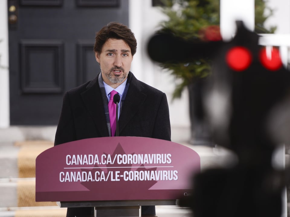 Justin Trudeau, debout derrière un lutrin, donne une conférence de presse.